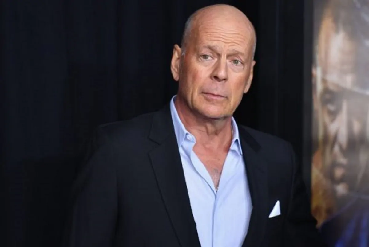 La malattia di cui soffre Bruce Willis sta peggiorando: l’attore mostra una crescente aggressività e non riesce più a riconoscere i suoi cari.