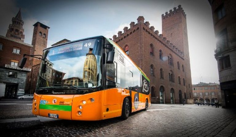 Pozzaglio, sul bus senza mascherina: 15enne sputa al conducente