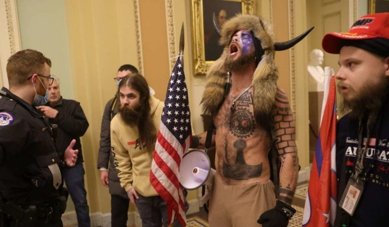 Capitol Hill arrestato Jake Angeli