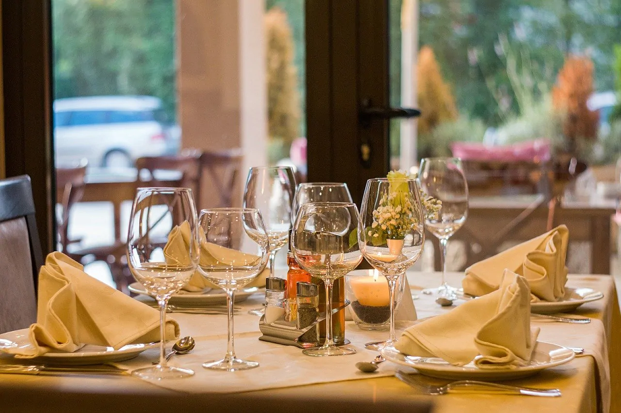 gli italiani preferiscono il pranzo in ristorante e la colazione al bar