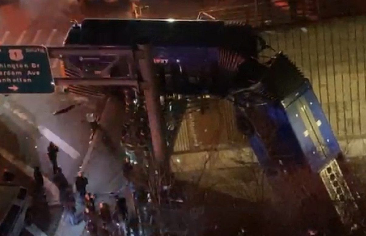 Incidente a New York bus precipita da un cavalcavia nel Bronx