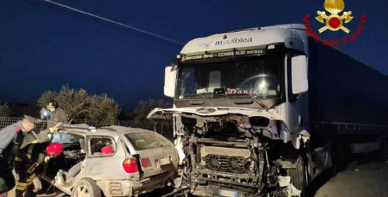 incidente Siracusa auto contro tir