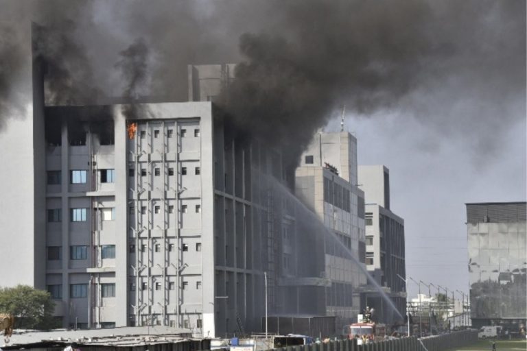 India incendio fabbrica vaccino