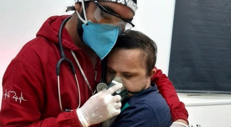 Il ragazzo down malato di Covid che viene abbracciato dall'infermiere