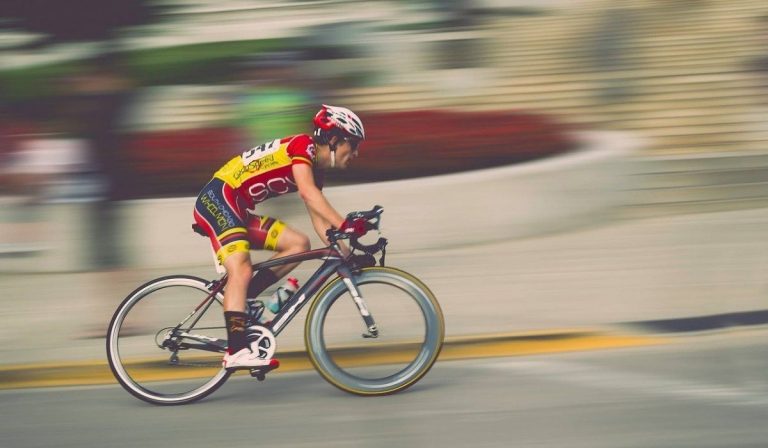 investiti ciclisti sul Garda