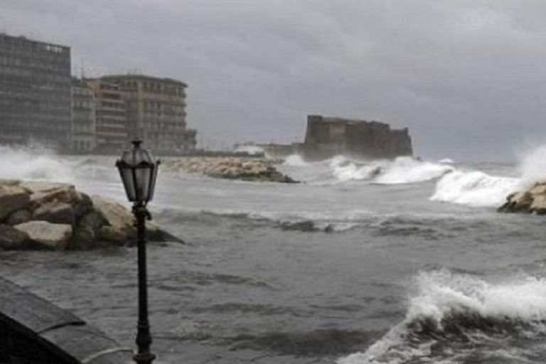 maltempo golfo napoli