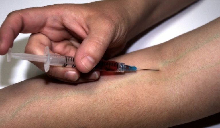 medico somministra vaccini amici parenti