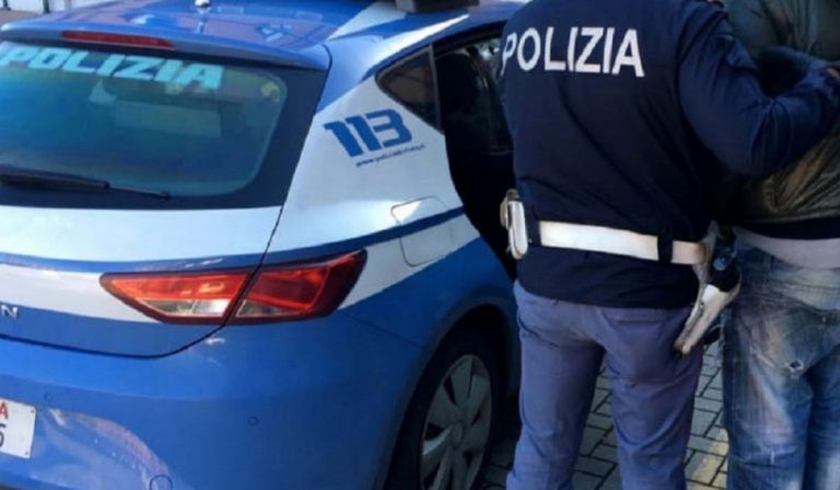 Napoli accoltellata al collo 17enne