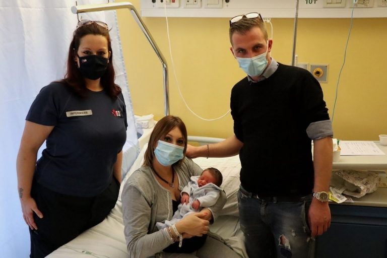 Papà fa nascere il figlio videochiamata