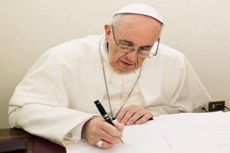 papa francesco dieta sciatalgia