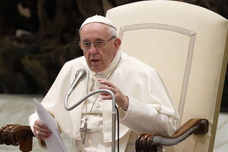 Papa Non pregate come pappagalli