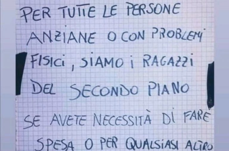 ragazzi aiutano anziani