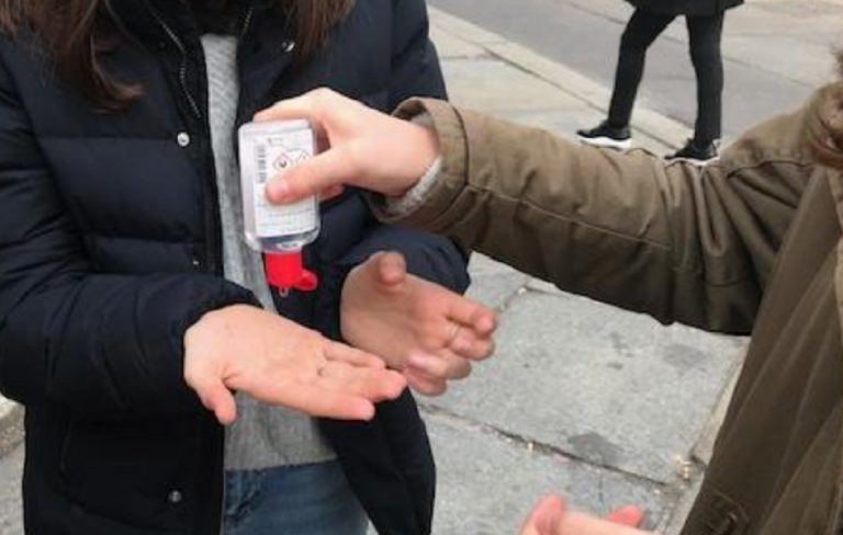 Studente gel disinfettante a scuola
