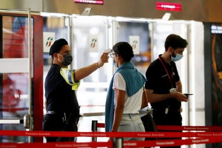 uomo strappa mascherina a una donna e la bacia a roma termini
