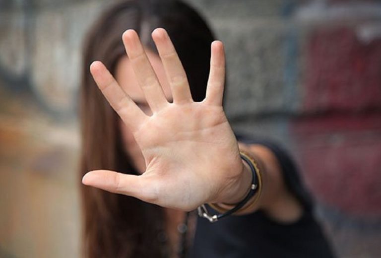 Violenza sessuale figlia minorenne