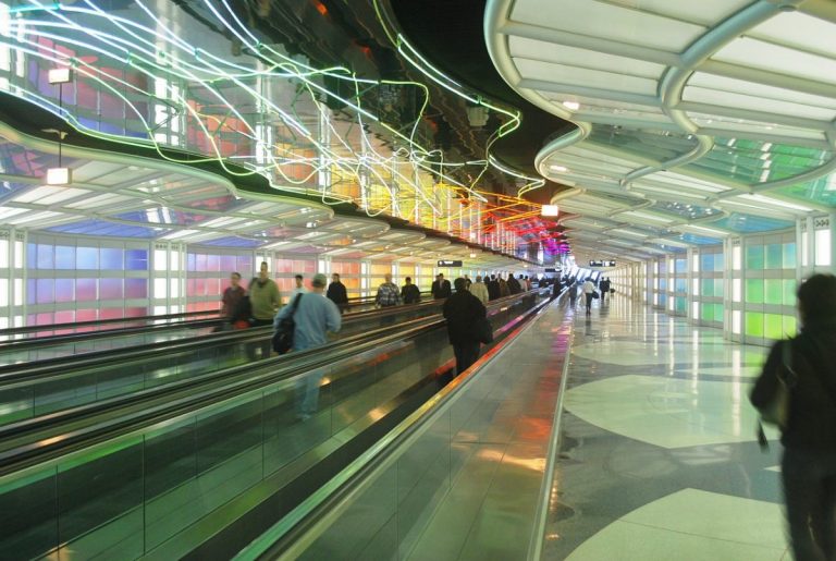 Vive per tre mesi nell’aeroporto di Chicago, arrestato