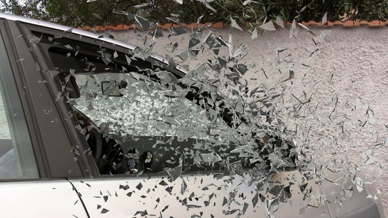 Dopo l'incidente, picchia il vecchio