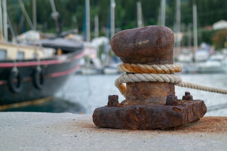 Cima della nave si spezza e colpisce un marinaio: morto