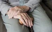 anziana dona eredità in beneficenza