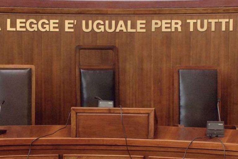 Bologna maestra picchia i bambini