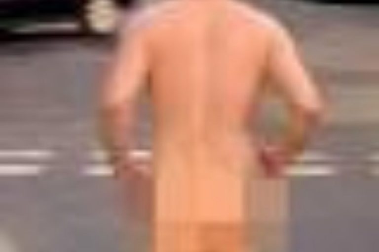Brescia uomo corre nudo
