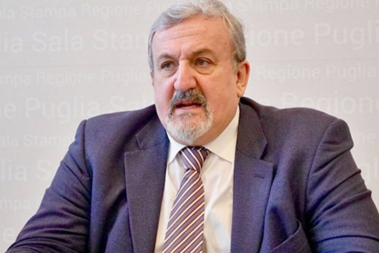Covid Emiliano chiude scuole Puglia