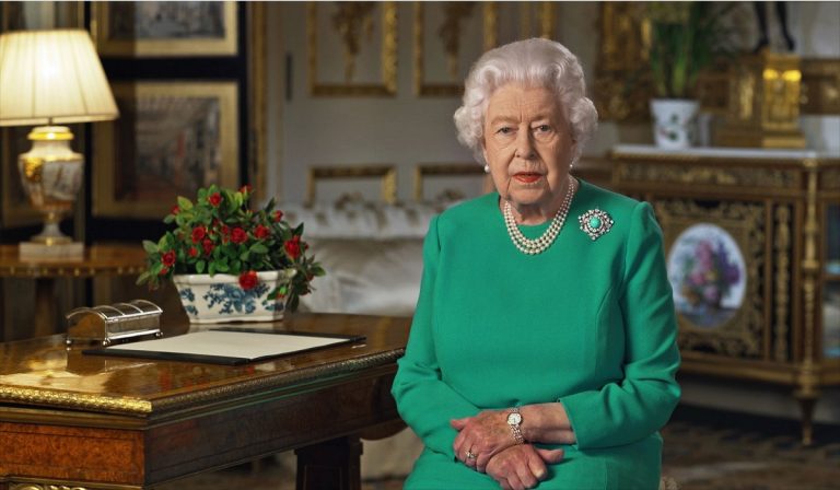 Regno Unito, la Regina: "Vaccino, dovere dei cittadini"
