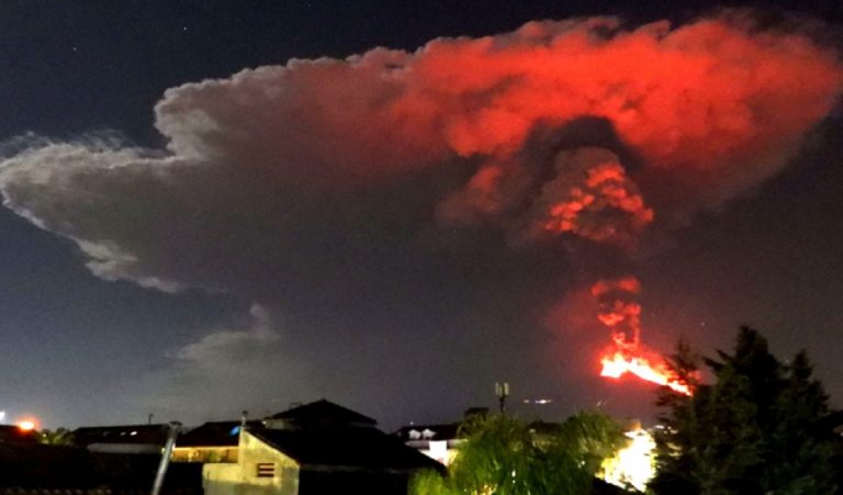 Etna getti di lava mille metri