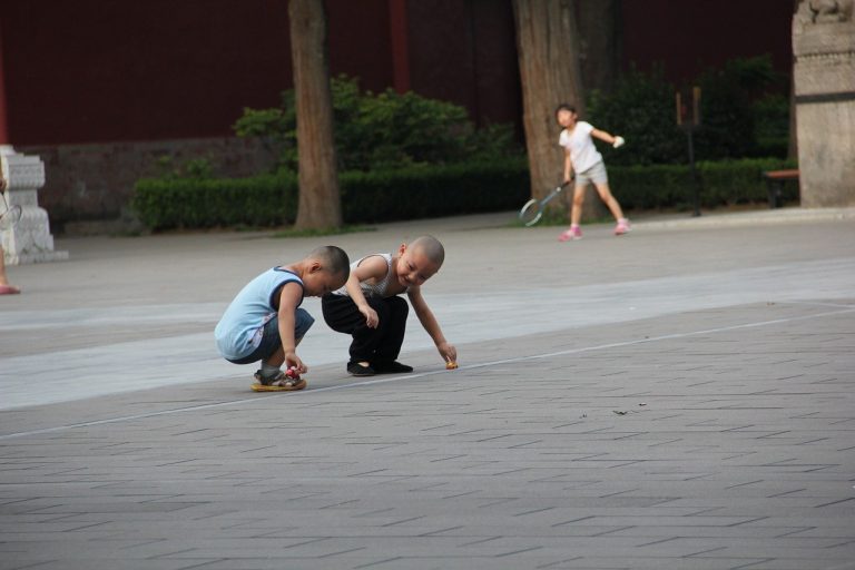 famiglia cinese paga multa per avere 7 figli