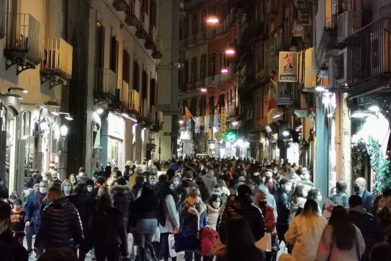 Assembramenti a Napoli