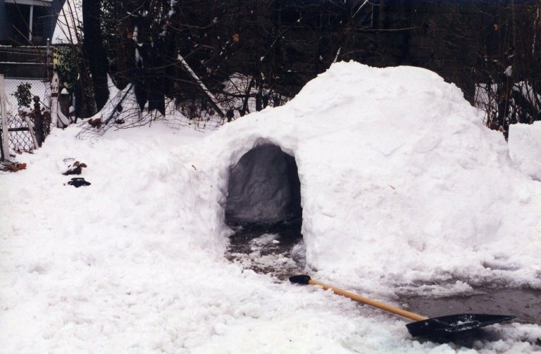 Bimbo muore travolto da igloo