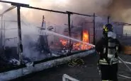 Incendio ad Ostia, distrutto stabilimento balneare