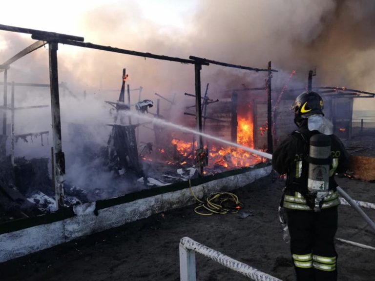 Incendio ad Ostia, distrutto stabilimento balneare