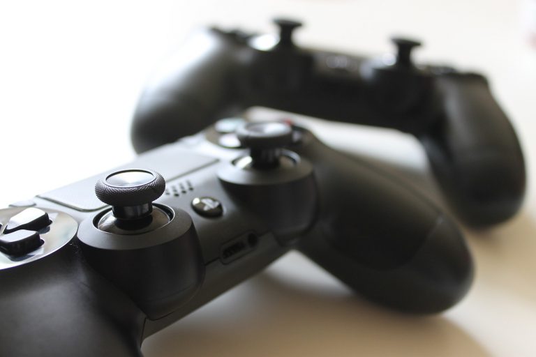 Sospesi perchè anzichè curare i pazienti, giocavano alla Playstation