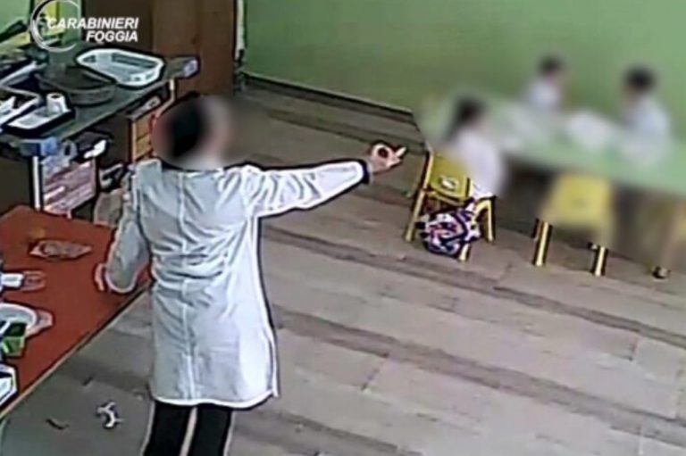 Maltrattamenti a scuola, maestra sospesa