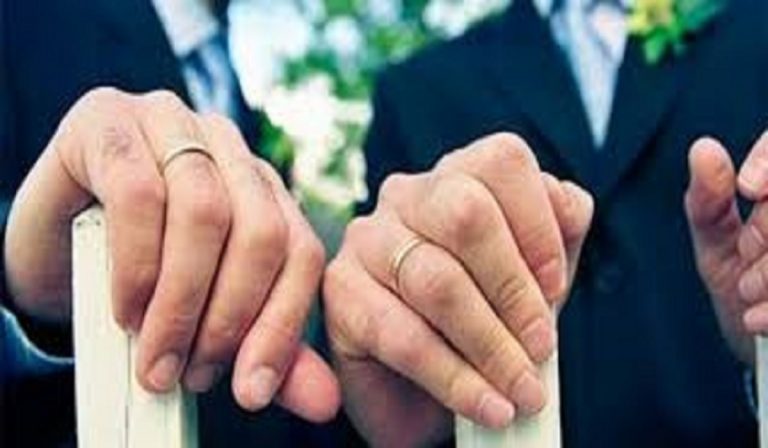 Lega scheda coppie gay a Collesalvetti: bufera sull'interpellanza