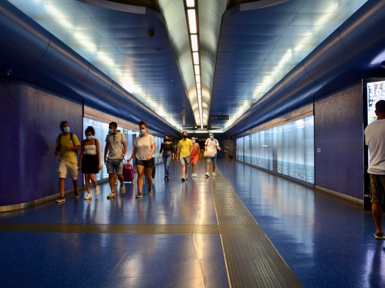 Circolazione limitata, assembramenti sui treni