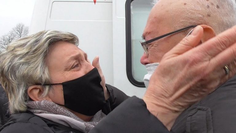 Nonno Giuseppe riabbraccia la moglie dopo la guarigione dal Covid-19