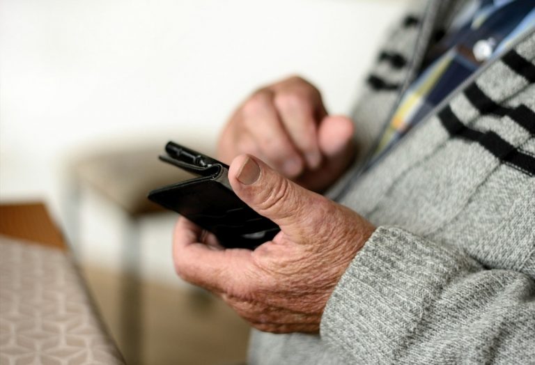 Padre ascolta conversazione tra figlia e insegnante, multato