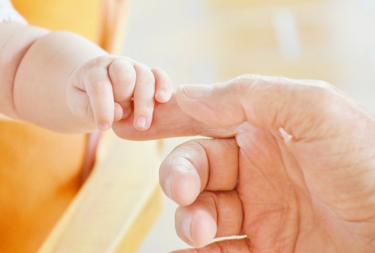 Parto con il Covid, rivede la figlia dopo 3 mesi