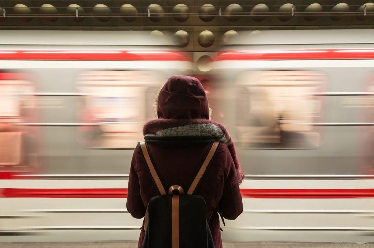 ragazza brasiliana fatta scendere dal treno