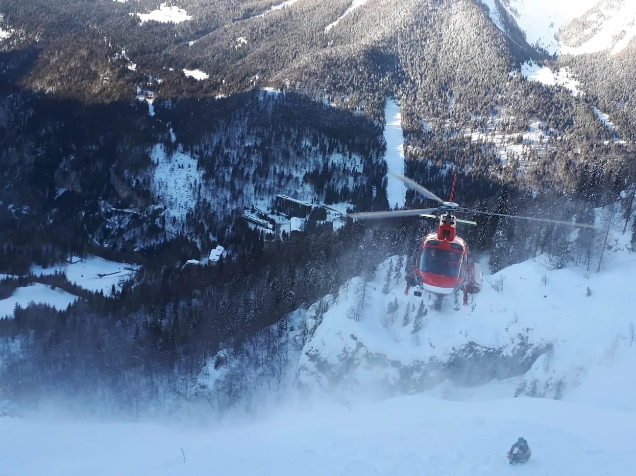 Precipita in montagna e muore