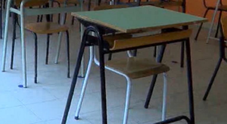 Tenta di gettarsi dalla finestra a scuola