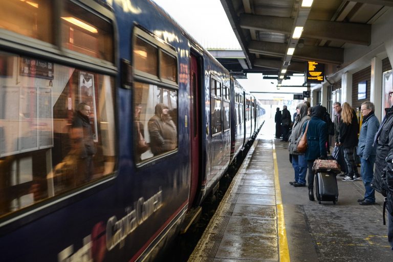 Non indossa la mascherina e il treno si ferma