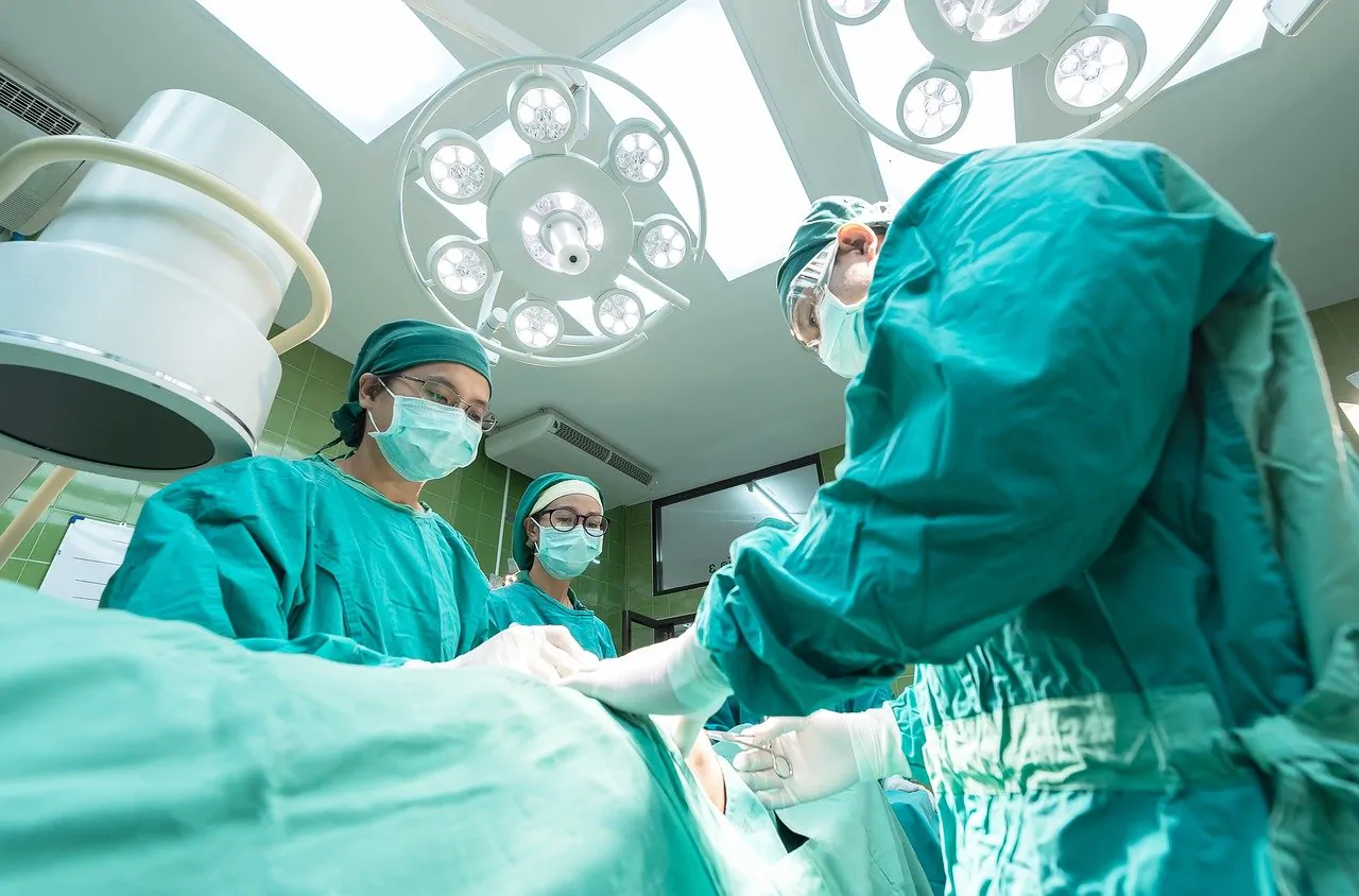 Equipe ospedaliera durante un operazione