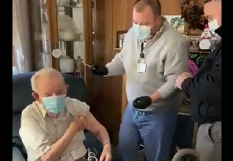 usa-nonno-vaccinato-nipote-infermiere