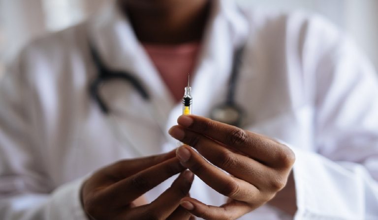 Coronavirus: immunità di gregge forse nel 2023, vaccinazioni a rilento