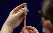 Vaccino Astrazeneca, piano incerto: a chi andranno le prime dosi?