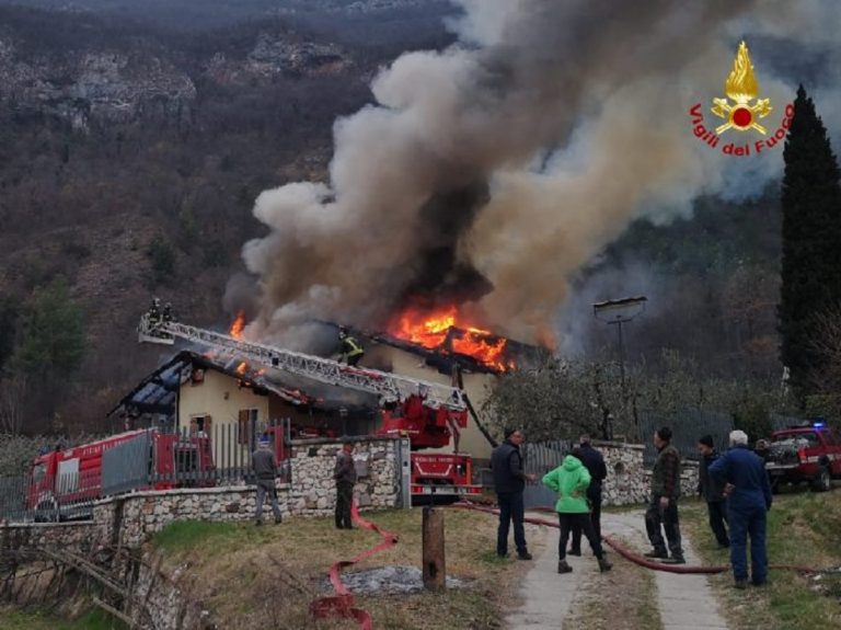 Lavoro frenetico per i Vigili del Fuoco