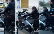 A 8 anni guida una moto